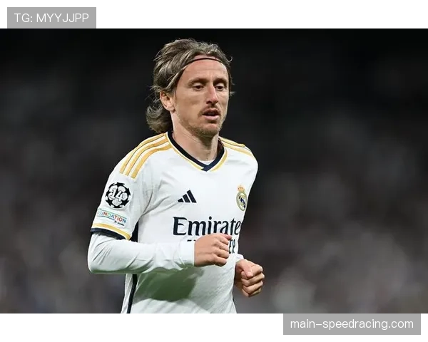 特写:点球决胜后,皇马老将莫德里奇安慰失点的年轻队友 特写:点球决胜后,皇马老将莫德里奇安慰失点的年轻队友